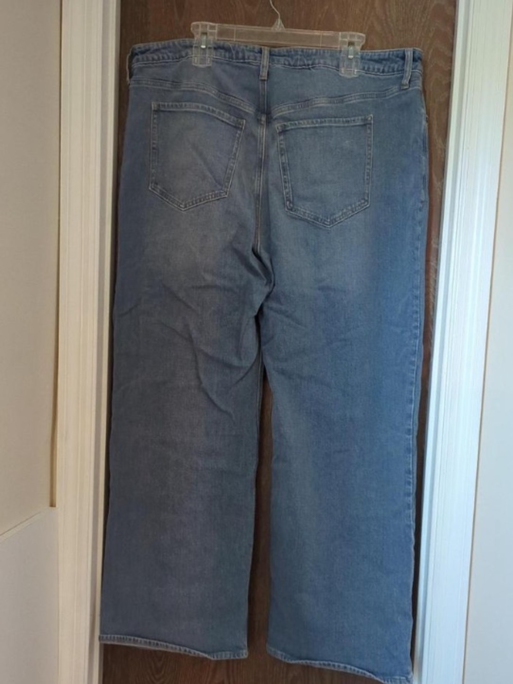 Old Navy Relaxed Fit Women's Jeans in Light Blue Wash